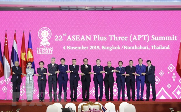 Thủ tướng Nguyễn Xuân Phúc và các trưởng đoàn dự Hội nghị Cấp cao ASEAN+3 lần thứ 22 chụp ảnh chung. (Ảnh: Thống Nhất/TTXVN)