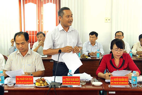 Ông Trần Nam Biên, Phó chủ tịch UBND huyện Định Quán báo cáo kết quả thực hiện nhiệm vụ phát triển kinh tế - xã hội, quốc phòng - an ninh 10 tháng của năm 2019 trên địa bàn huyện. 