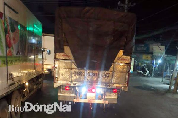 Một xe ô tô tải “độ” đèn ở đuôi xe lưu thông trên quốc lộ 1 đoạn qua TP.Biên Hòa. Ảnh: T.Hải