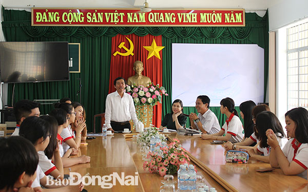 Phó tổng biên tập Báo Đồng Nai Đinh Kim Tuấn phát biểu tại buổi tiếp