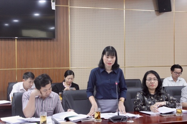 Bà Nguyễn thị Thu Hiền, Trưởng ban Văn hóa- xã hội HĐND tỉnh phát biểu tại cuộc họp.  