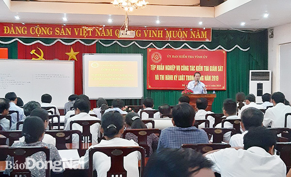 Đồng chí Huỳnh Thanh Bình, Ủy viên Ban TVTU, Chủ nhiệm Ủy ban Kiêm tra Tỉnh ủy phát biểu bế mạc lớp tập huấn