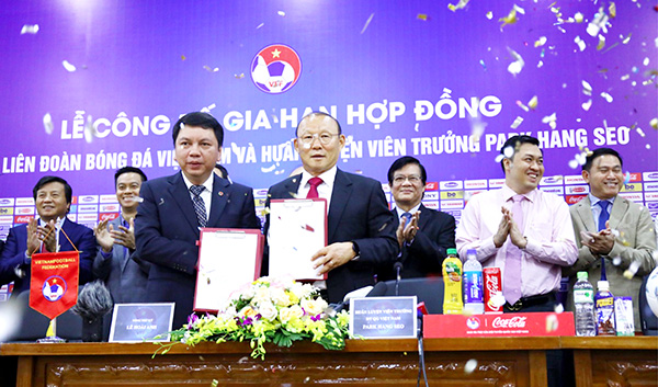 Sáng 7-11, HLV Park Hang-seo chính thức ký vào bản hợp đồng mới có thời hạn 3 năm với Liên đoàn Bóng đá Việt Nam (VFF)