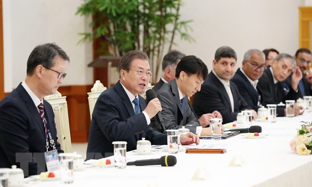  Tổng thống Hàn Quốc Moon Jae-in (thứ 2, trái) tiếp phái đoàn Tổ chức các hãng thông tấn châu Á-Thái Bình Dương (OANA) tại Seoul ngày 7-11-2019. (Ảnh: Yonhap/TTXVN)