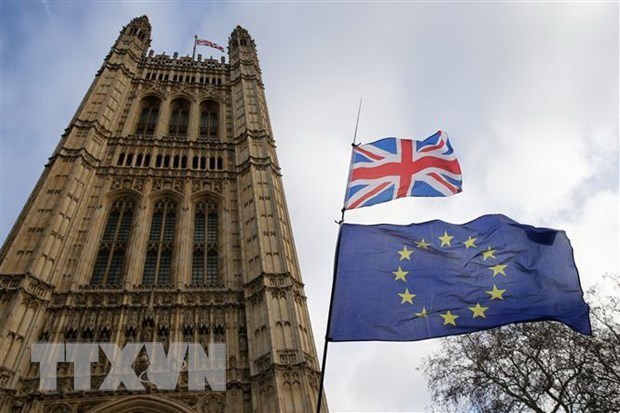 Quốc kỳ Anh (phía trên) và cờ Liên minh châu Âu (phía dưới) bên ngoài tòa nhà Quốc hội Anh ở London. (Nguồn: THX/TTXVN)
