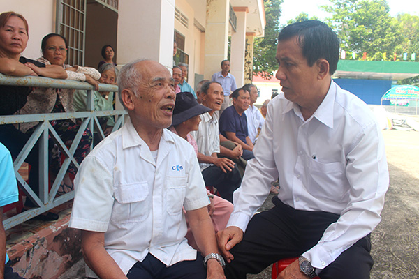 Đồng chí Phạm Văn Ru UV. BTV Trưởng ban Tổ chức Tỉnh ủy thăm hỏi người dân ấp 3, xã Phú Điền.