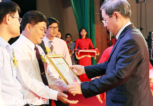 Phó chủ tịch UBND tỉnh Nguyễn Quốc Hùng tặng Bằng khen của tỉnh cho doanh nghiệp