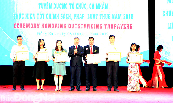 Phó chủ tịch UBND tỉnh Nguyễn Quốc Hùng tặng bằng khen của Bộ Tài chính cho 7 doanh nghiệp