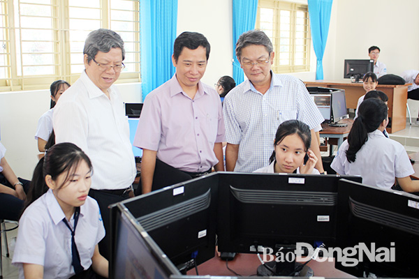 Các thành viên Ban tổ chức Cuộc thi trực tuyến Tìm hiểu pháp luật Việt Nam năm 2019 kiểm tra công tác tổ chức cuộc thi tại Trường THPT Tôn Đức Thắng (huyện Tân Phú)