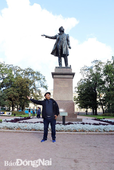 Tác giả bên tượng đài của mặt trời thi ca Nga: Aleksandr Sergeyevich Pushkin