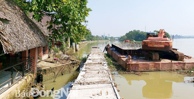 Vướng mắc về giải phóng mặt bằng nên dự án gia cố bờ kè sông Đồng Nai (TP.Biên Hòa) đang còn ngổn ngang. Ảnh: H.GIANG