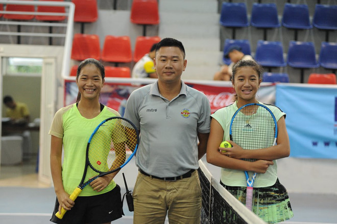 Sophia Huỳnh Trần Ngọc Nhi (phải) vô địch đơn nữ U.14 khi vượt Nguyễn Thị Mai Linh (Hà Nội) trong trận chung kết 