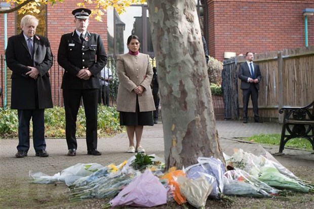 Thủ tướng Anh Boris Johnson (trái), Cảnh sát trưởng hạt Essex Ben-Julian Harrington (giữa) và Bộ trưởng Nội vụ Anh Priti Patel tưởng niệm các nạn nhân thiệt mạng trong container được tìm thấy ở thị trấn Grays, hạt Essex, ngày 28-10-2019. (Nguồn: AFP/TTXVN)
