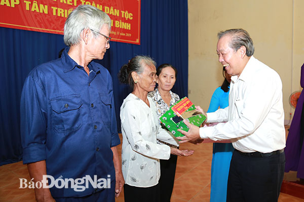 Đồng chí Trương Hòa Bình tặng quà cho người dân ấp Tân Bình