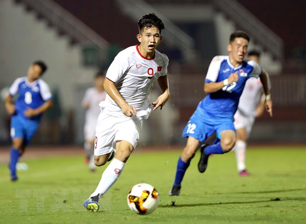 U19 Việt Nam (áo trắng) buộc phải thắng U19 Nhật Bản ở lượt cuối. (Ảnh: Thanh Vũ/TTXVN)