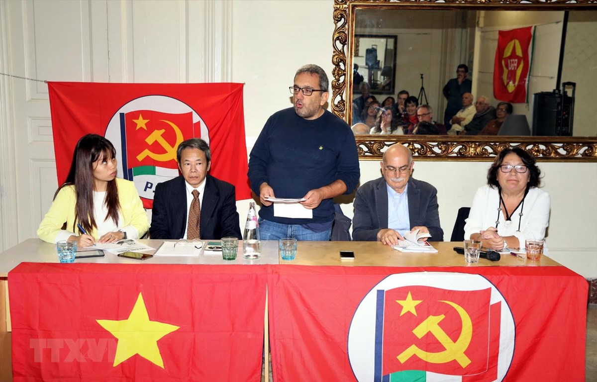 Bí thư Trung ương Đảng PCI phụ trách lĩnh vực giáo dục Luca Cangemi phát biểu tại sự kiện. (Ảnh: Hải Linh/TTXVN)