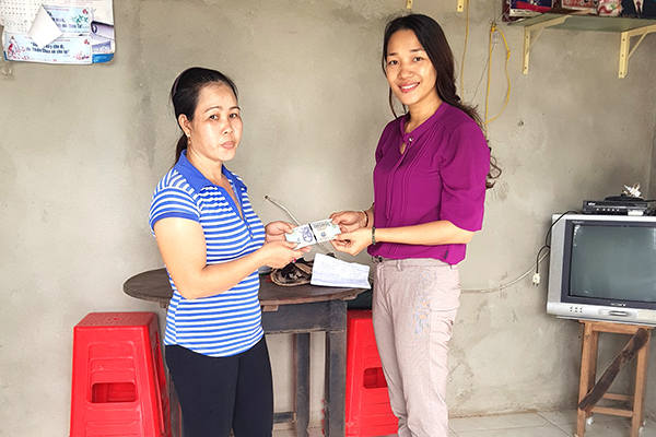 Cô Lưu Thị Minh Tiến trao tiền hỗ trợ do Nhóm tình thương Sông Ray vận động cho gia đình có hoàn cảnh khó khăn tại xã Sông Ray (huyện Cẩm Mỹ). Ảnh:M.Ny