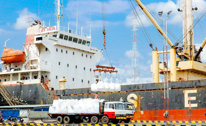 Hệ thống cảng đồng bộ sẽ giúp dịch vụ logistics có cơ hội phát triển mình. Trong ảnh: Xếp dỡ hàng tại Cảng Gò Dầu. Ảnh: Quỳnh Nhi