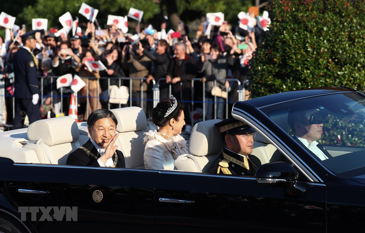 Nhật hoàng Naruhito và Hoàng hậu Masako tại lễ diễu hành ở Tokyo, Nhật Bản, ngày 10/11/2019. (Ảnh: AFP/TTXVN)