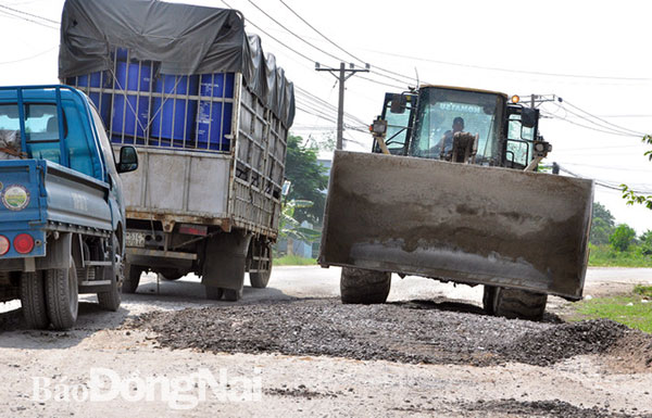Việc sửa chữa, dặm vá chỉ là giải pháp tạm thời trên tuyến đường Chu Mạnh Trinh. Sau vài ngày được sửa chữa, mặt đường lại hư hỏng, xuống cấp do lượng xe tải, xe ben qua lại rất lớn
