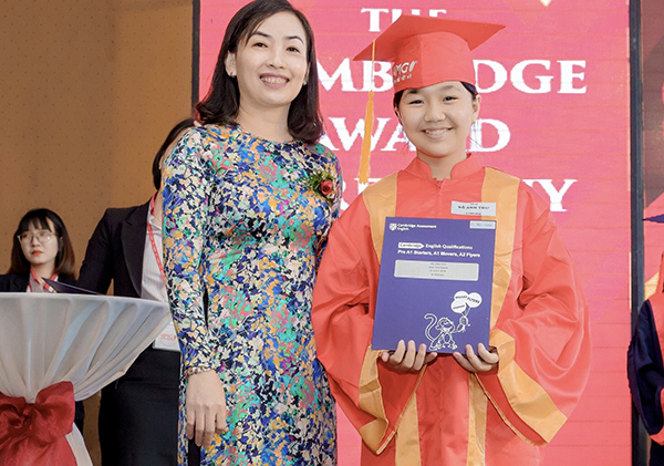 Bà Trương Thị Kim Huệ, Phó giám đốc Sở GD-ĐT trao chứng chỉ Anh văn quốc tế cho học viên VMG