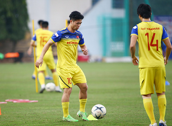 Công Phượng cùng đồng đội trên sân tập của đội tuyển Việt Nam chiều 11-11 chuẩn bị cho trận gặp UAE và Thái Lan