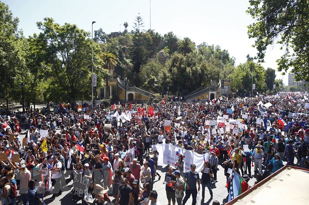 Người dân tham gia biểu tình phản đối Chính phủ tại Santiago, Chile, ngày 23-10-2019. (Nguồn: AFP/TTXVN)