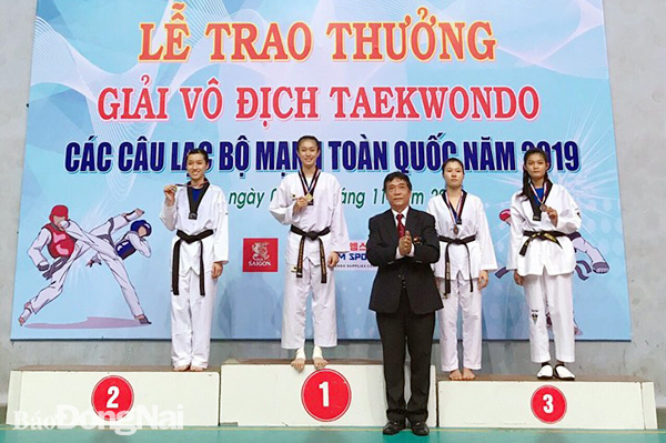 Võ sĩ Ngô Thị Hồng Nhung nhận HCV hạng cân 49 kg nữ trên 17 tuổi