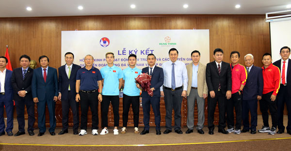 Lãnh đạo VFF, BHL đội tuyển và các cầu thủ chụp ảnh lưu niệm với lãnh đạo Tập đoàn Hưng Thịnh