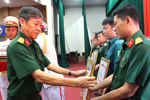 Thừa ủy quyền của lãnh đạo tỉnh, Đại tá Trần Ngọc Khải trao Bằng khen của UBND tỉnh cho các tập thể, cá nhân