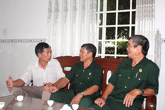 Cán bộ Hội Cựu chiến binh phường Tân Phong (TP.Biên Hòa) trò chuyện với cựu quân nhân để nắm bắt tình hình địa bàn dân cư . Ảnh: N.Sơn