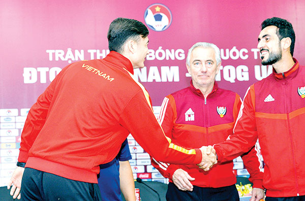 Tuyển thủ 2 đội Việt Nam - UAE gặp nhau trước trận đấu