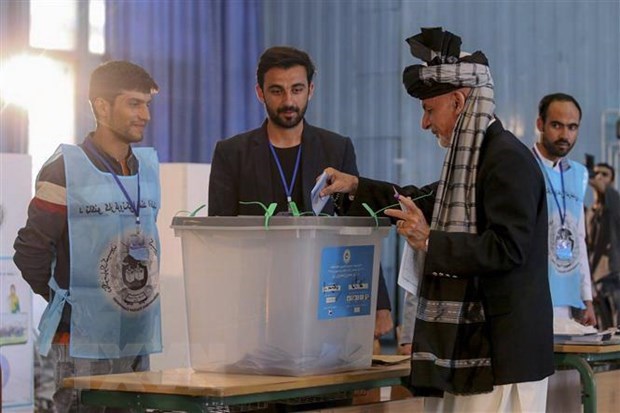 Tổng thống đương nhiệm Afghanistan Ashraf Ghani (phải) bỏ phiếu bầu Tổng thống tại điểm bầu cử ở Kabul ngày 28-9-2019. (Nguồn: AFP/TTXVN)