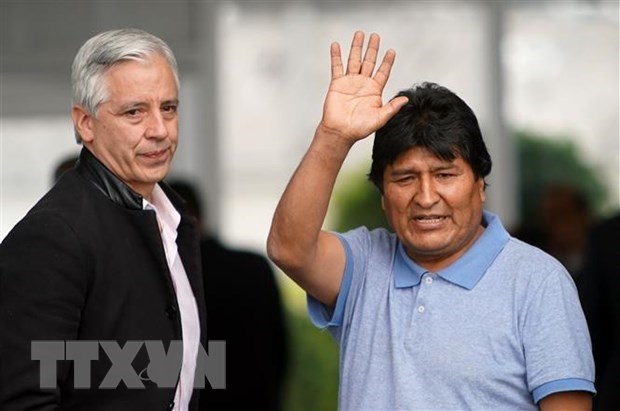 Cựu Tổng thống Bolivia Evo Morales (phải) tới sân bay thủ đô Mexico City, Mexico ngày 12-11-2019. (Nguồn: THX/TTXVN)