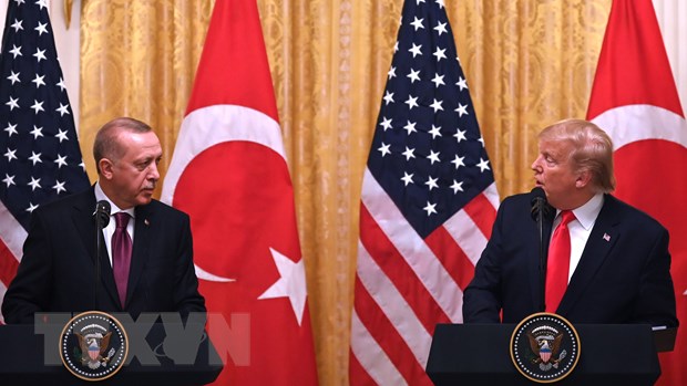 Tổng thống Mỹ Donald Trump (phải) và Tổng thống Thổ Nhĩ Kỳ Recep Tayyip Erdogan trong cuộc họp báo chung tại Washington DC., ngày 13-11-2019. (Nguồn: AFP/TTXVN)
