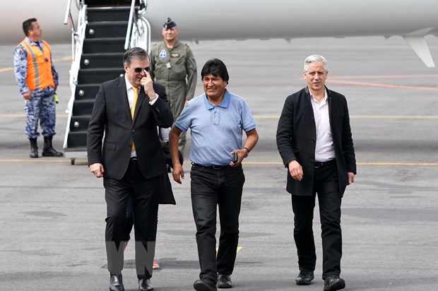  Cựu Tổng thống Evo Morales (giữa) hiện đang tị nạn tại Mexico. (Ảnh: THX/TTXVN)