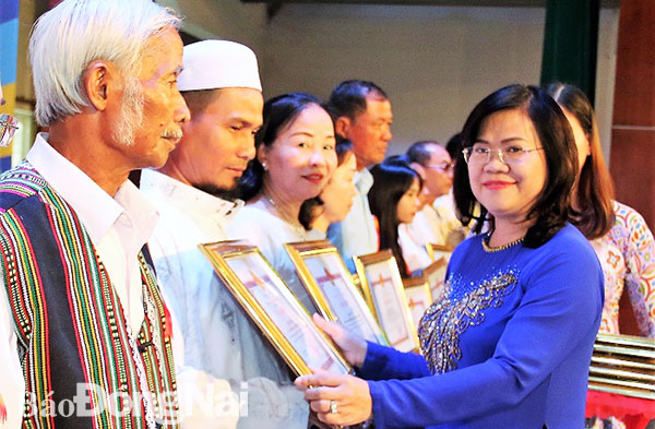 Phó chủ tịch UBND tỉnh Nguyễn Hòa Hiệp trao bằng khen của  UBND tỉnh cho các hộ đồng bào dân tộc sản xuất kinh doanh giỏi