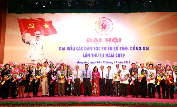 Các đai biểu chụp hình với đoàn đại biểu tham dự Đại hội đại biểu Dân tộc thiểu số  Viêt Nam năm 2020.JPG