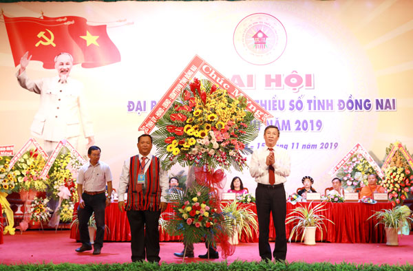 Phó bí thư thường trực Tỉnh ủy Hồ Thanh Sơn (phải) tặng lẵng hoa chúc mừng Đại hội 