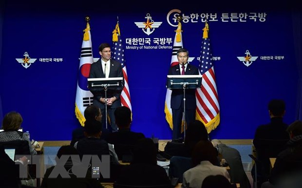 Bộ trưởng Quốc phòng Hàn Quốc Jeong Kyeong-doo (phải) và người đồng cấp Mỹ Mark Esper tại cuộc họp báo sau Hội nghị Tham vấn An ninh (SCM) lần thứ 51 ở Seoul ngày 15-11-2019. (Ảnh: Yonhap/TTXVN)