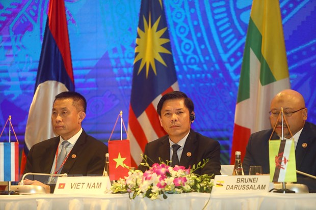  Bộ trưởng Giao thông Vận tải Nguyễn Văn Thể (giữa) cùng các Bộ trưởng Giao thông Vận tải ASEAN tại lễ ký. (Ảnh: Huy Hùng/TTXVN)
