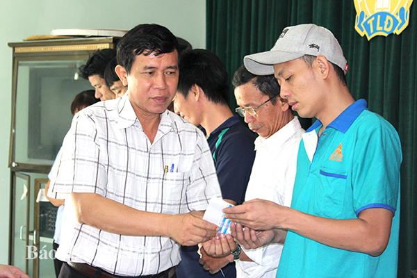 Chủ tịch Liên đoàn Lao động huyện Trảng Bom Lê Đức Thụy tặng vé xe cho công nhân trong dịp Tết Nguyên đán 2019. Ảnh:L.Mai