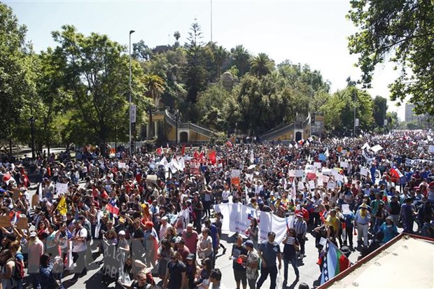 Người dân tham gia biểu tình phản đối Chính phủ tại Santiago, Chile, ngày 23-10-2019. (Ảnh: AFP/ TTXVN)
