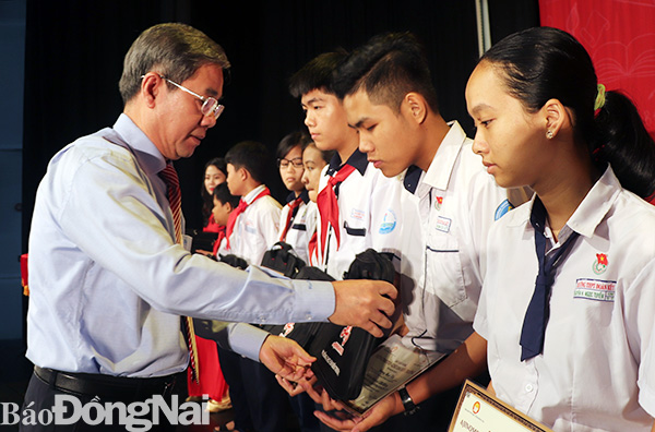 Phó chủ tịch UBND tỉnh Nguyễn Quốc Hùng trao quà, học bổng cho học sinh