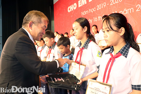 Ông Keiji Kaneko, Tổng giám đốc Công ty Ajinomoto Việt Nam trao quà, học bổng cho học sinh