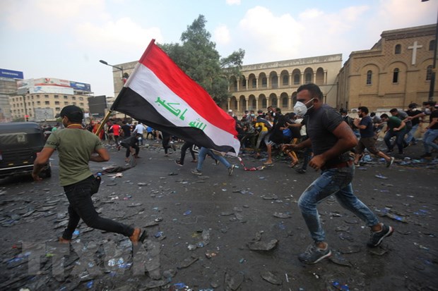 Người biểu tình Iraq tại cây cầu al-Jumhuriya dẫn đến Vùng Xanh, nơi được bảo vệ nghiêm ngặt ở thủ đô Baghdad. (Ảnh: AFP/TTXVN)