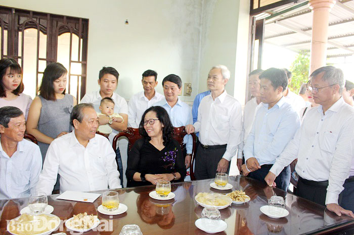 Phó thủ tướng thường trực Chính phủ Trương Hòa Bình (thứ hai từ trái, hàng trước) và lãnh đạo tỉnh Đồng Nai thăm gia đình có công với cách mạng ở ấp Tân Triều (xã Tân Bình, huyện Vĩnh Cửu). Ảnh: Công Nghĩa