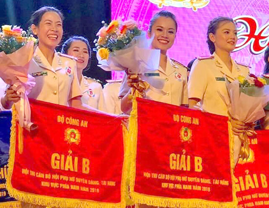 Trung úy Lê Hà Phương Anh (giữa) đoạt giải B Hội thi Cán bộ hội phụ nữ duyên dáng, tài năng khu vực phía Nam do Bộ Công an tổ chức. Ảnh:L.Na
