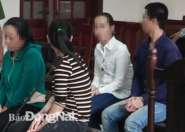Hai bị cáo Trần Thị Kim Loan (áo sọc) và Ngô Thị Đài (bìa trái) tại phiên tòa xét xử