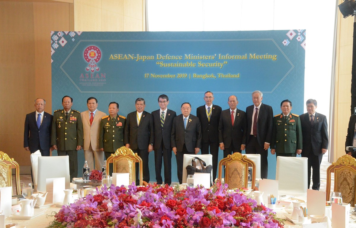 Cuộc gặp giữa các Bộ trưởng Quốc phòng ASEAN với Bộ trưởng Quốc phòng Nhật Bản Taro Kono. (Ảnh: Ngọc Quang/TTXVN)